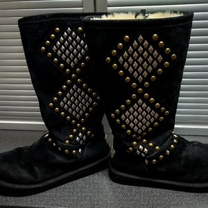 UGG Australia Women's Avondale Studded Boots black suede, cream sheepskin. US 11